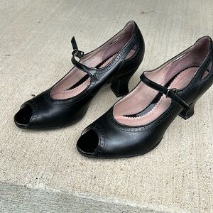 Cute black pump/ open toe Mary Jane